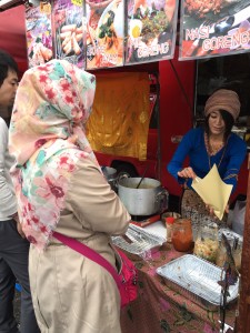 Wanita jepanf menjual makanan indinesia