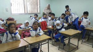Ibu guru Naufy bersama murid di kelasnya