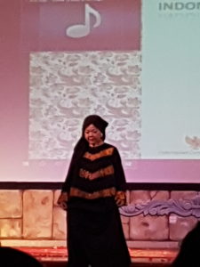Chandra dengan balutan kerudung dan abaya bersentuhan batik Indonesia