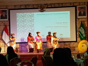 Tari Ondel-Ondel yang disajikan oleh remaja-remaja Indonesia