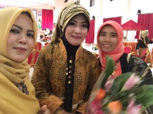 Bersama dengan Uwi perancang busana batik Indonesia Extravaganza Jeddah